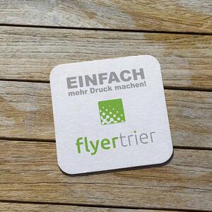 Quadratischer Bierdeckel mit Logo von FLYERTRIER
