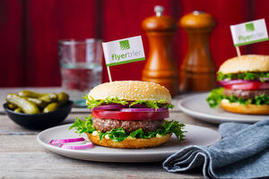 Burgerfahne mit FLYERTRIER Logo